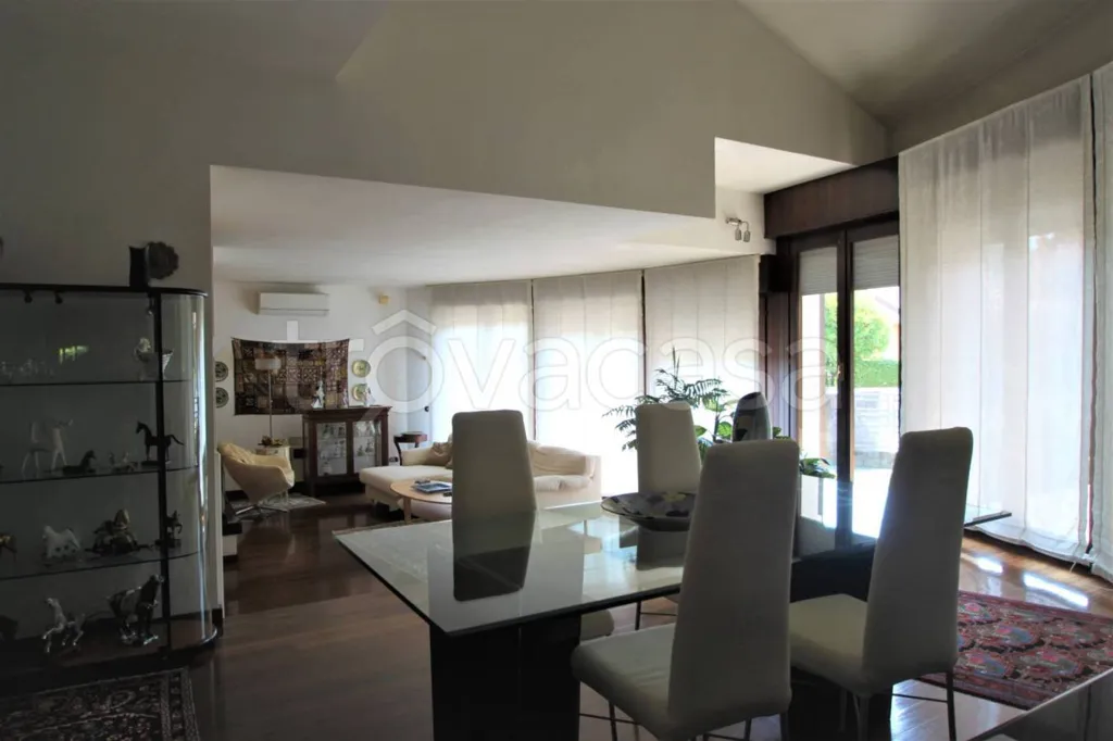 Salle à manger - Modern Villa with Private Garden in Gradisca d'Isonzo