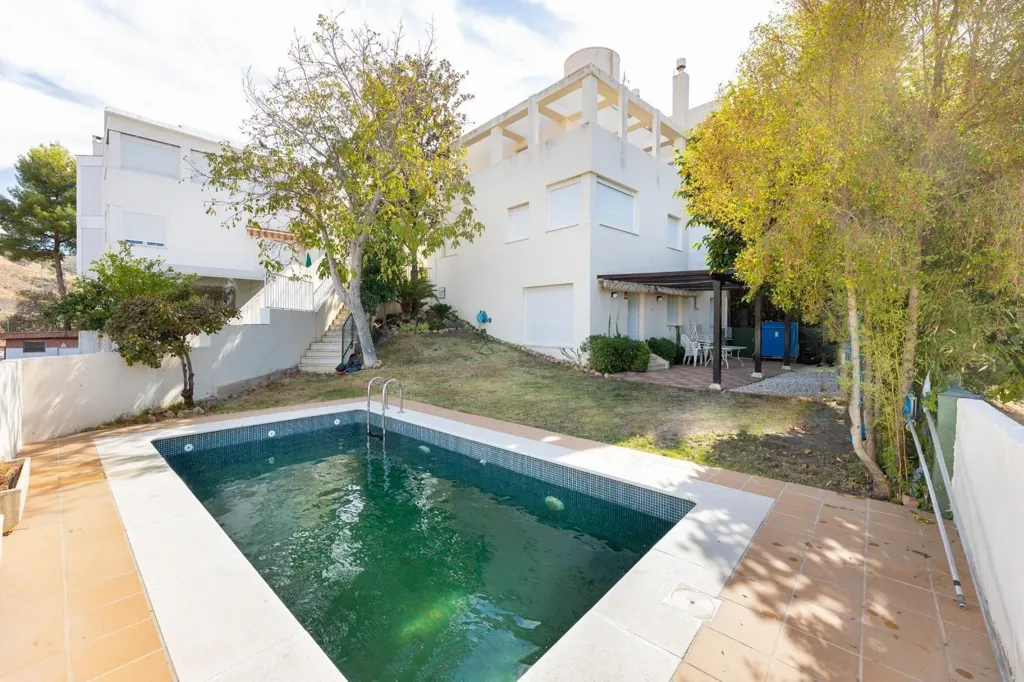 Piscina - Detached House with Private Pool in Granada