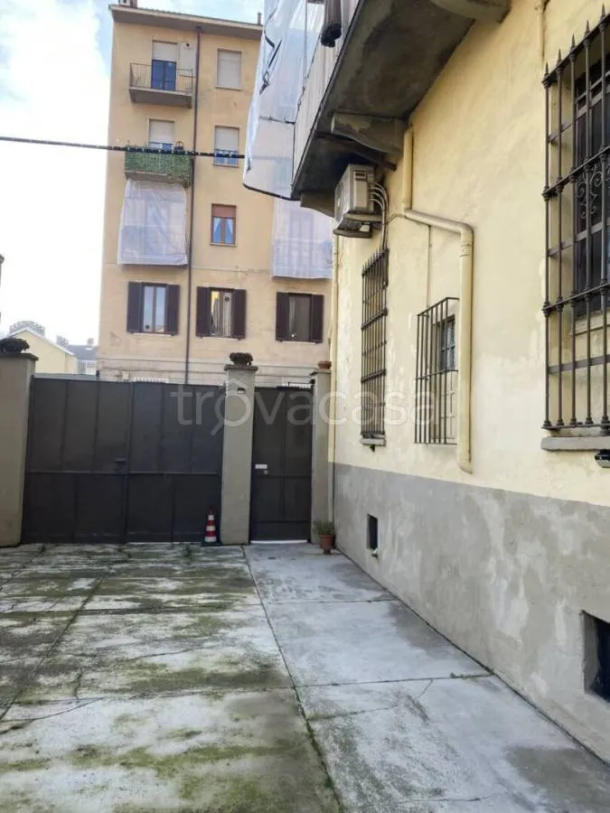 Jardin - Auctioned Apartment with Balcony in Turin