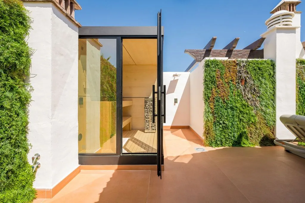 Terrasse - Beachfront Penthouse with Rooftop Spa in Estepona