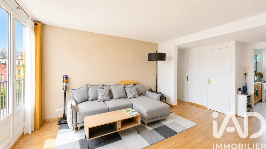 Living Room - 3-Bedroom Apartment with Private Parking in Eaubonne