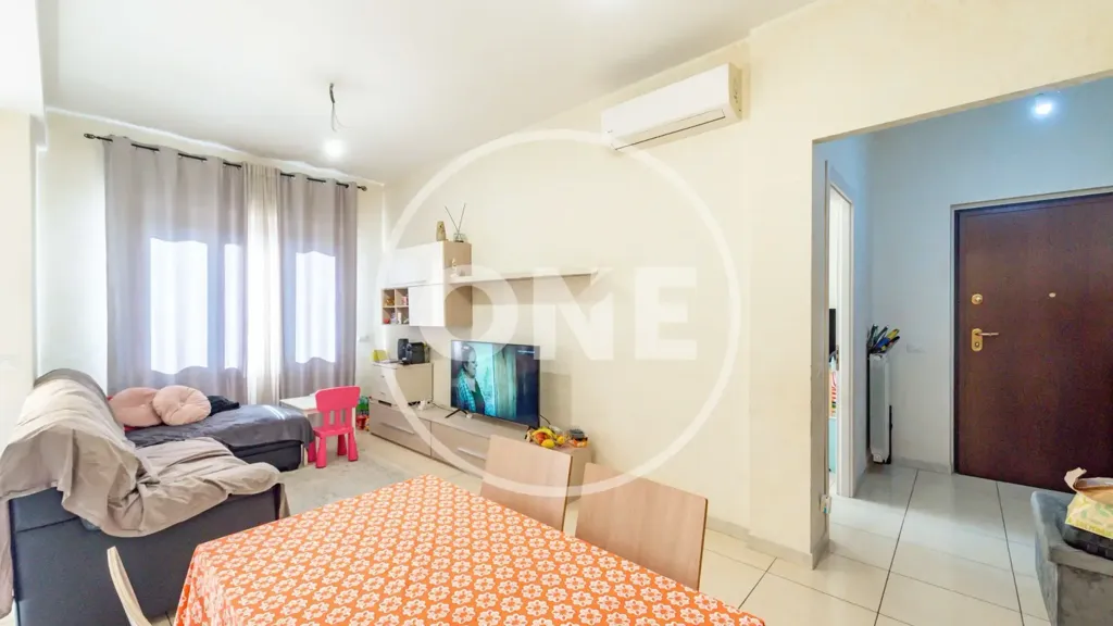 Séjour - Rear-Facing Apartment with Balcony in Finocchio, Rome