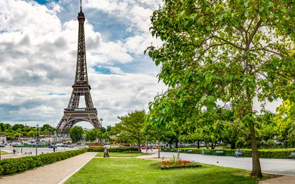 Luxury Flat with Eiffel View in Paris