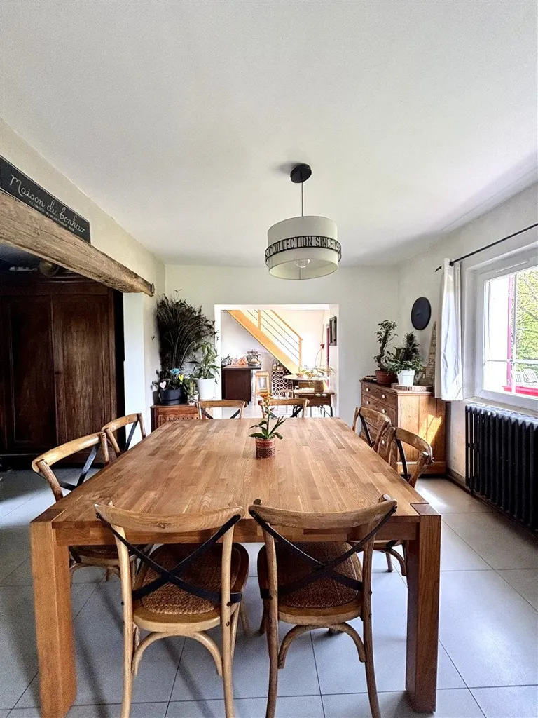 Salle à manger - Maison Rénovée avec Terrasse dans un Cadre Paisible