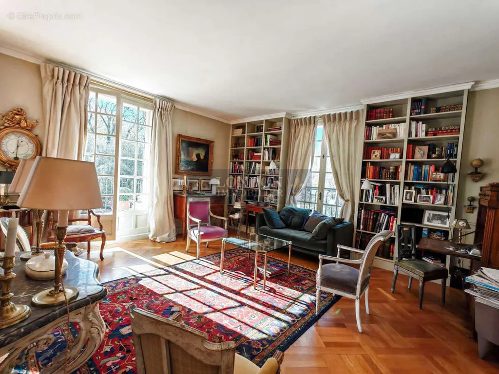 Séjour - Appartement Haut de Gamme avec Terrasse à Versailles