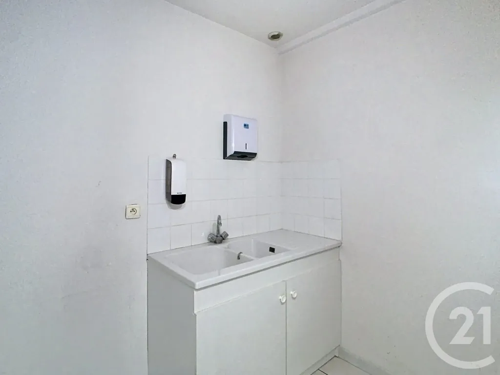 Salles de bain - Local Professionnel avec Parking à Perpignan