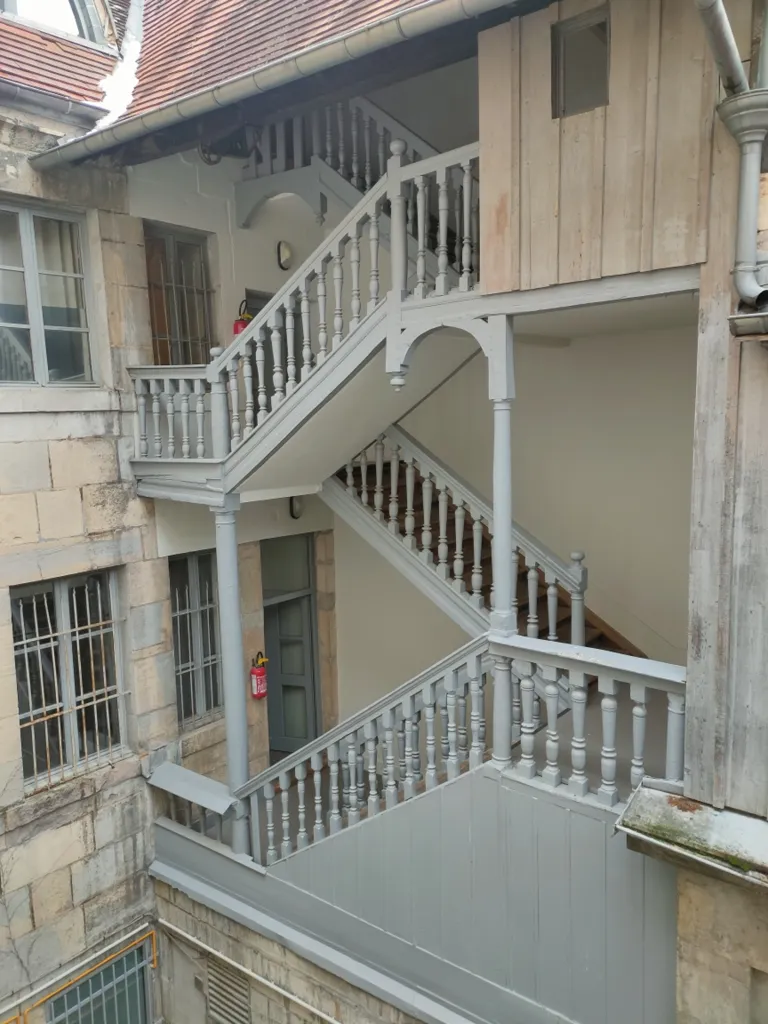 Pièces - Studio Meublé avec Cour Intérieure à Besançon