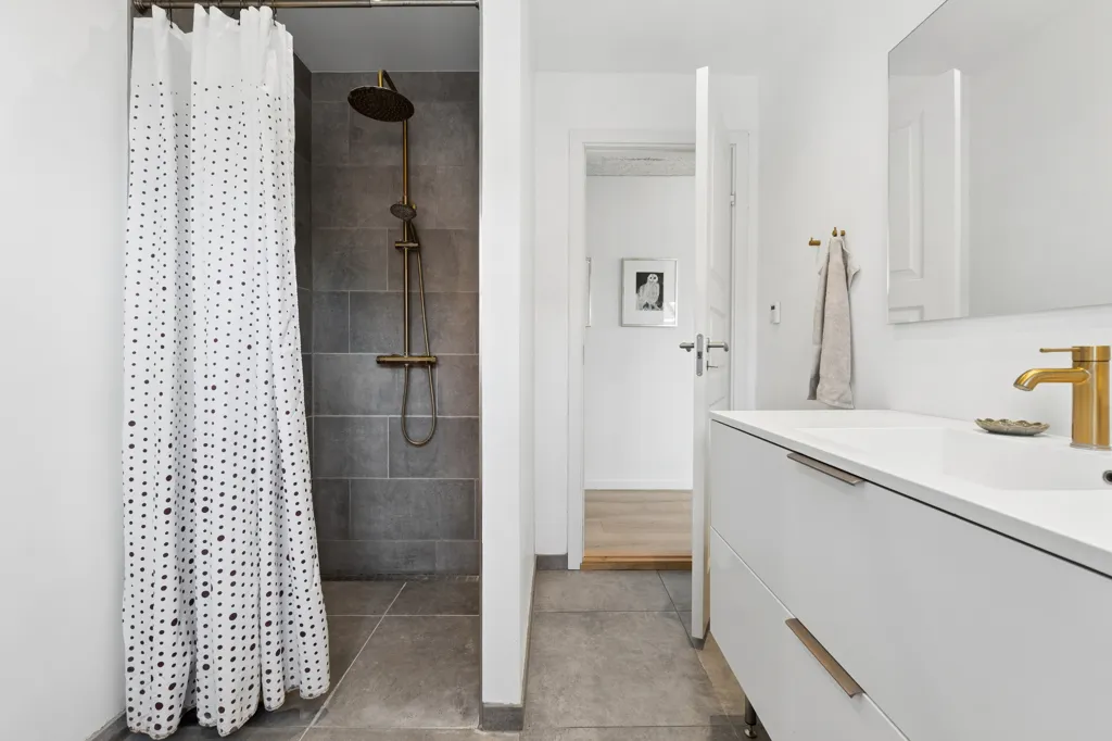 Salles de bain - Modernised Villa with Open View in Højby