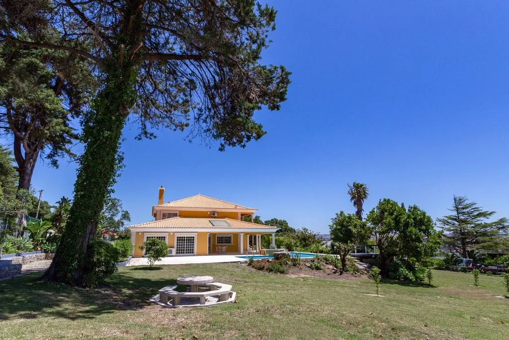 Garden - Luxury Villa with Pool in Rio de Mouro
