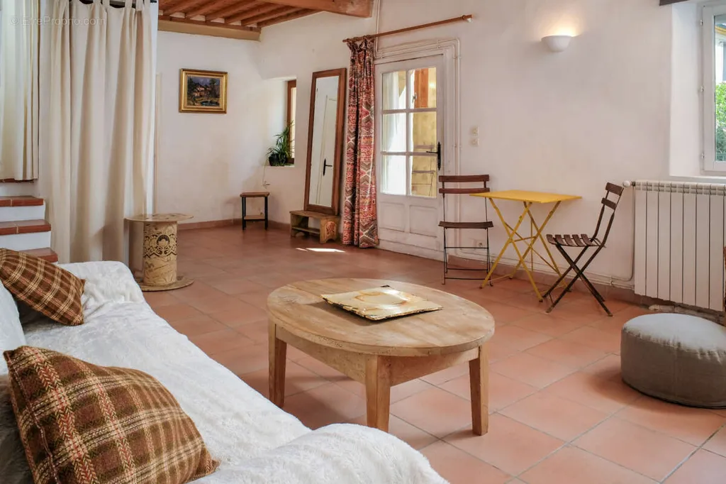 Elutuba - Charming Ensemble with Village Views near Uzès