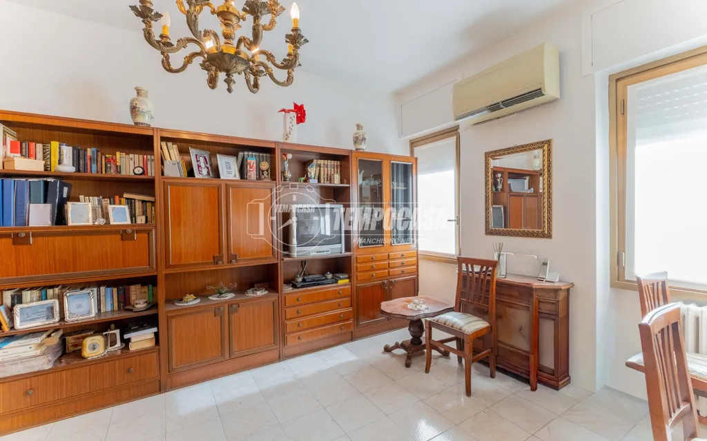Bureau - Bilocale with Potential in Bruzzano, Milan