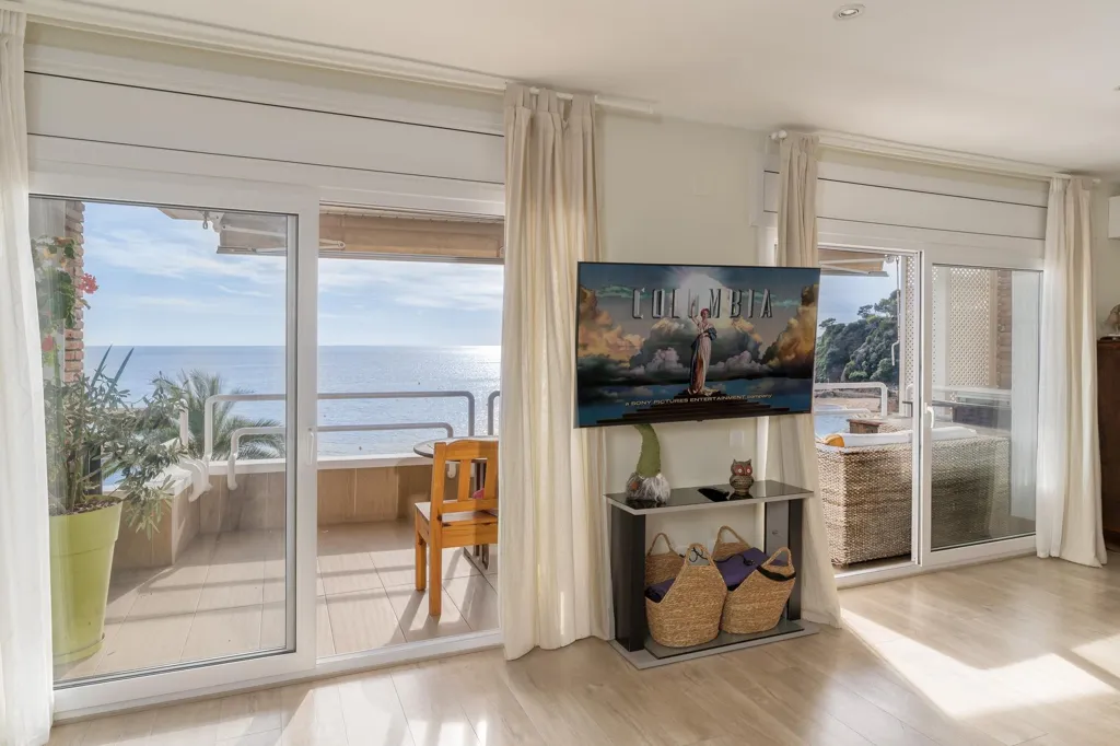Elutuba - Beachfront Luxury Apartment in Lloret de Mar