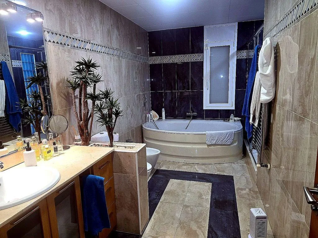 Salles de bain - Luxury Detached House with Wellness Features in Sabadell
