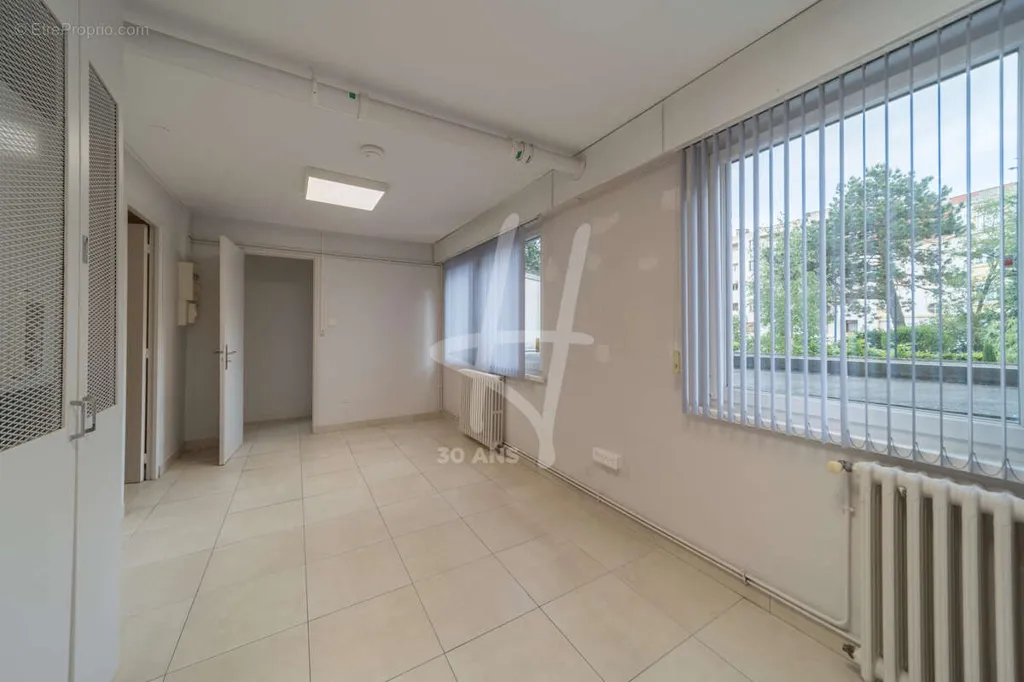 Kabinet - Commercial Space with Parking in Metz