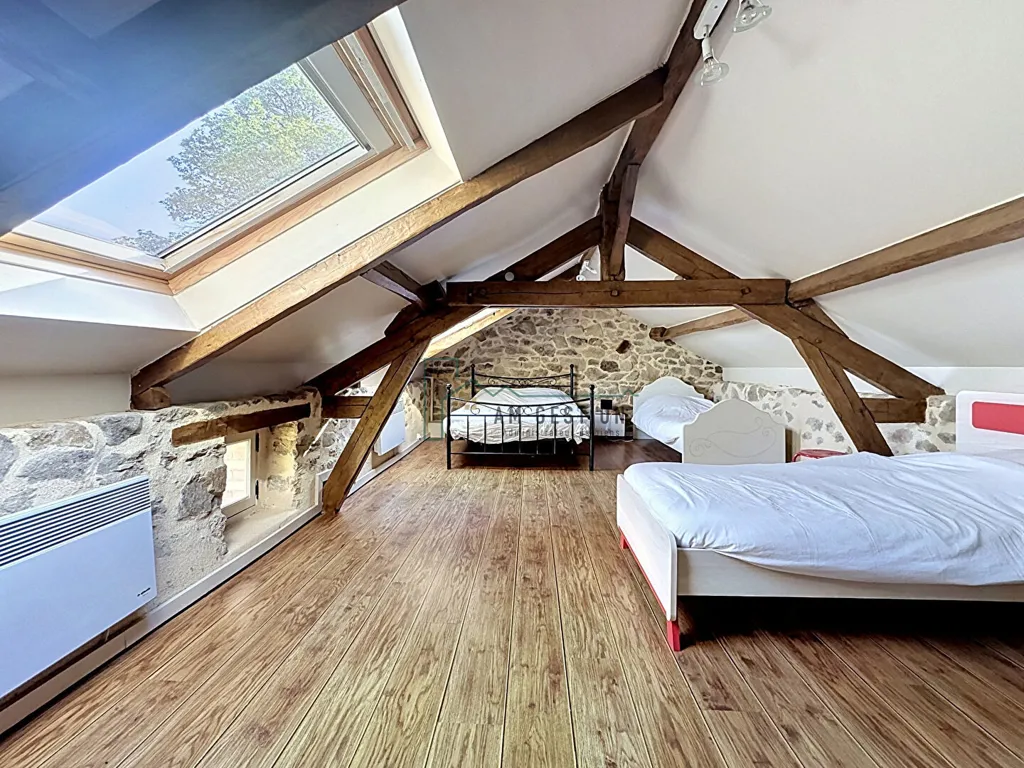 Chambres - Ensemble Immobilier avec Grange dans un Cadre Verdoyant