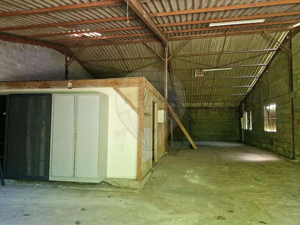 Garage - Terrain avec Hangar dans Lotissement à Guéreins