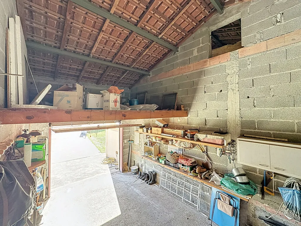 Garage - Maison de Plain-Pied avec Terrain Piscinable à Solaro