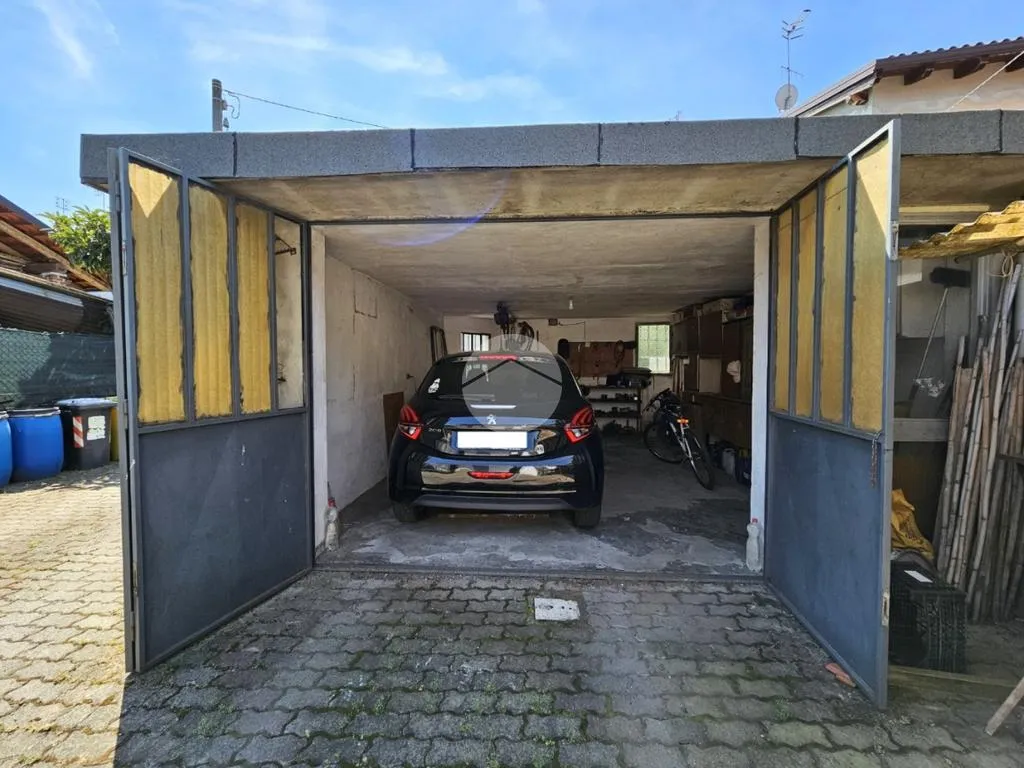 Garage - Restored Villa with Private Garden in Torrazza Piemonte