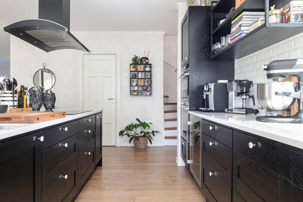 Köök - Charming Villa with Pool in Suburban Area