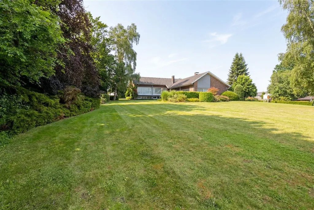 Jardin - Maison Pleine de Caractère avec Grand Garage à Herne