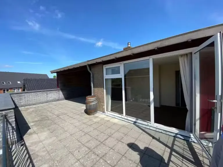 Terrazza - Spacious House with Balcony in De Westereen