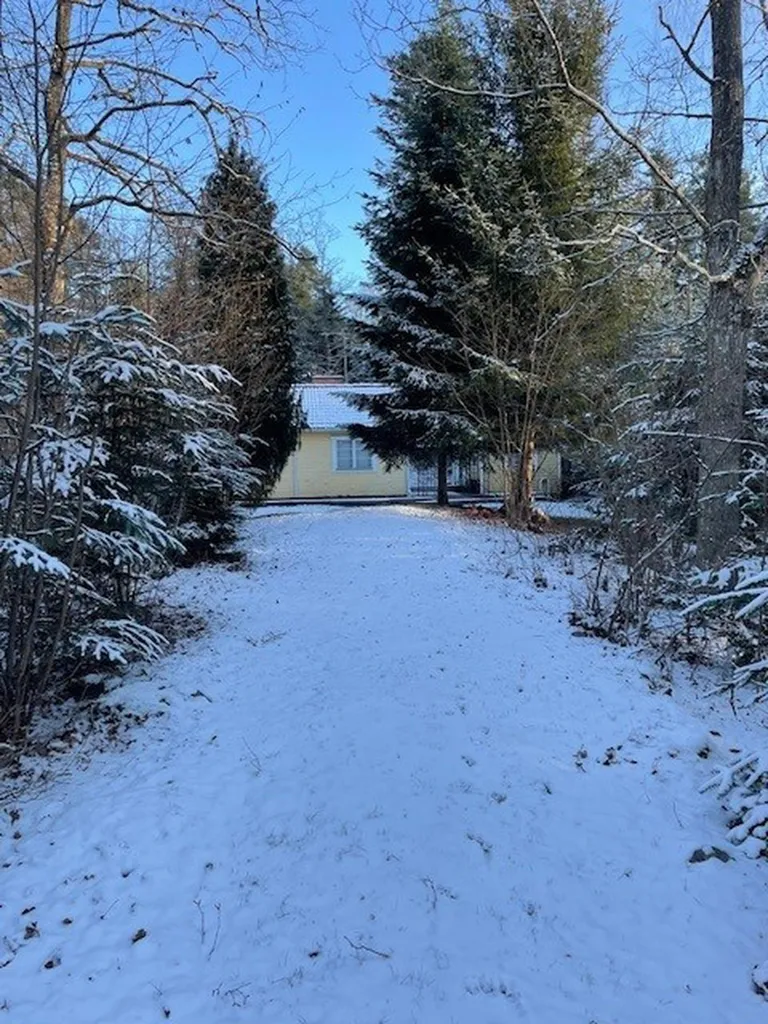 Esterno - Charming Cottage with Forest Glade in Ängsholmen
