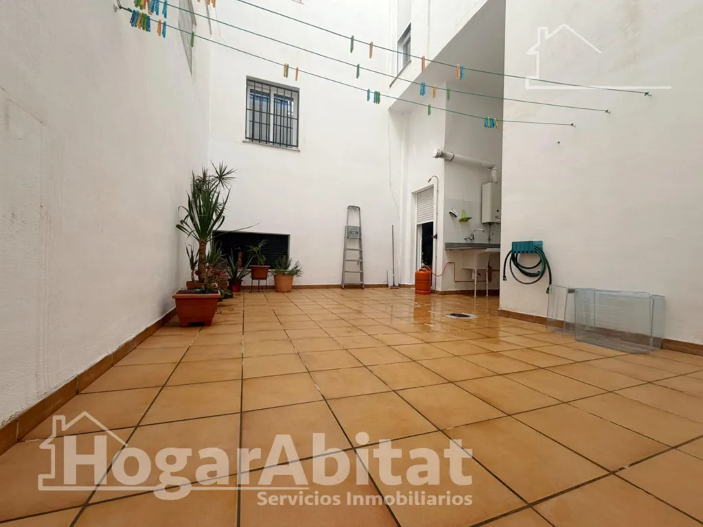 Aed - Semi-Reformed Flat with Patio in Benaguasil
