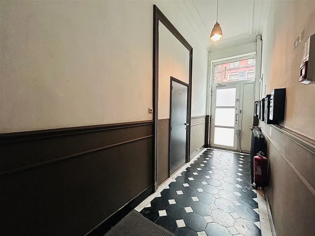 Ingresso - Rental Building with Two Bathrooms in Charleroi