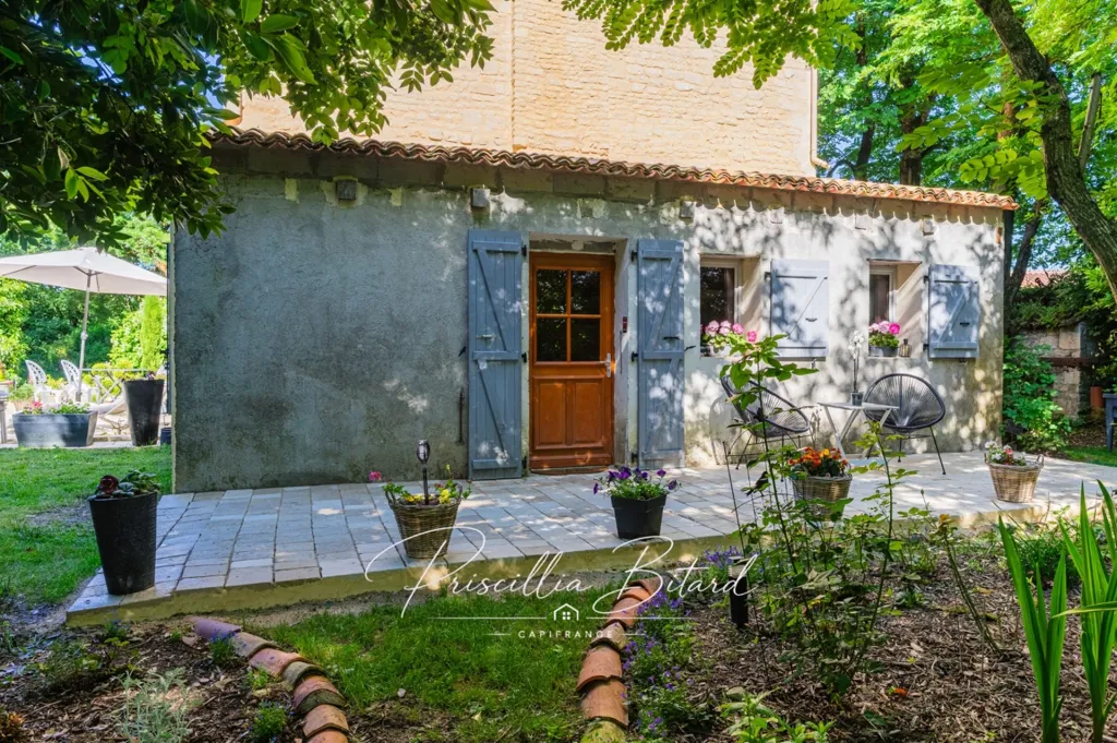 Giardino - Historic Château with Garden in Le Thou