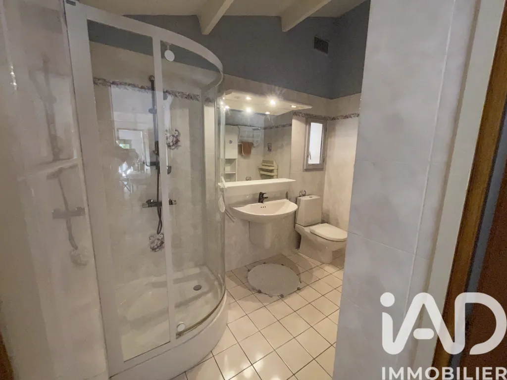 Salles de bain - Maison Traditionnelle avec Piscine à Labastide-de-Virac