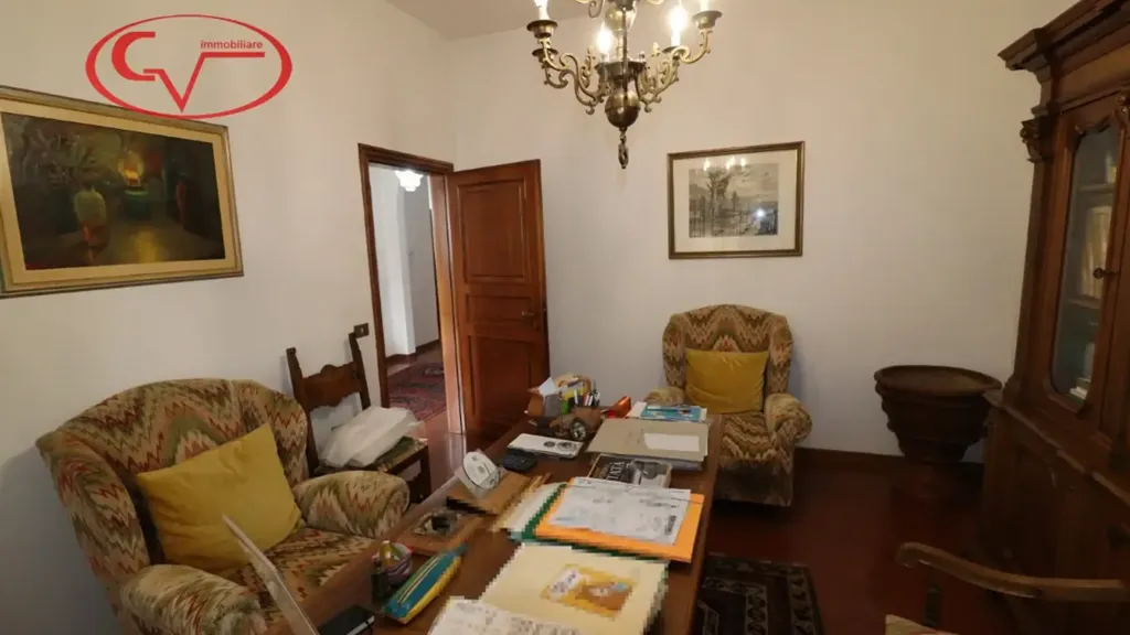 Bureau - Villa with Private Garden in Montevarchi