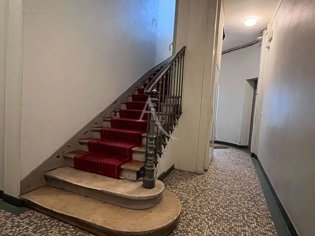 Pièces - Studio avec Cachet et Fort Potentiel en 2 Pièces à Paris