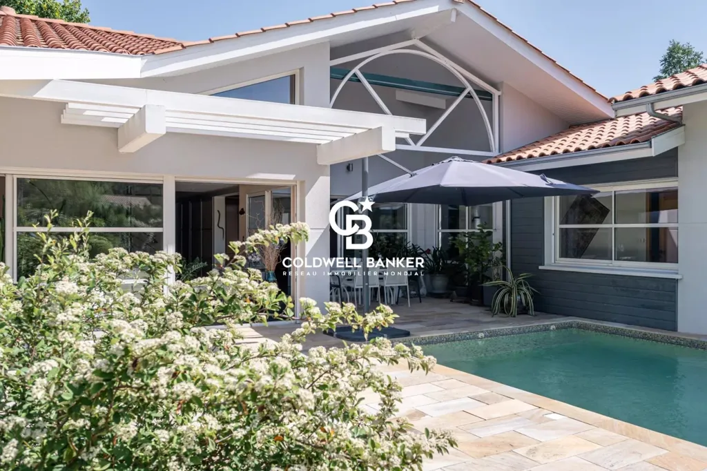 Pool - Villa with Pool in Lakeside Setting