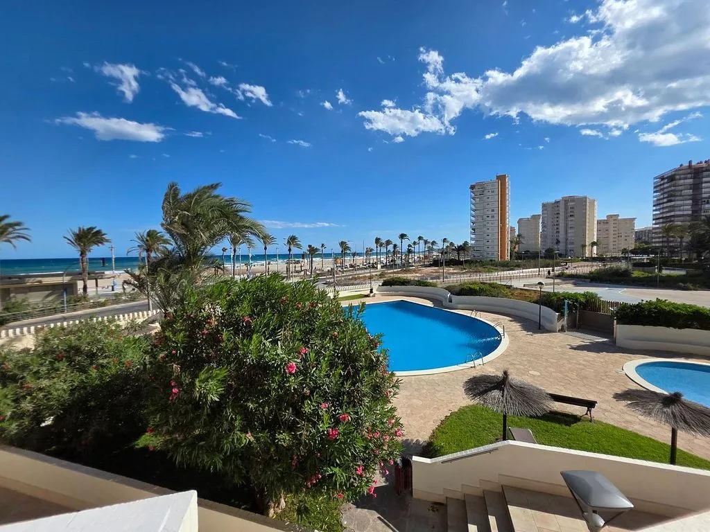 Pool - Luxury Seafront Apartment in Alicante
