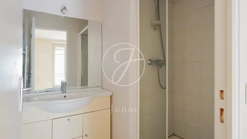 Bathrooms - 4-Piece Apartment with Courtyard View in Paris 75011