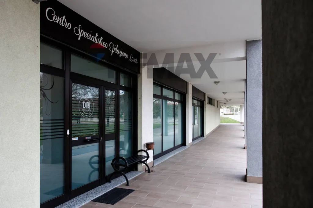 Entrée - Commercial Space with Parking in Concorezzo
