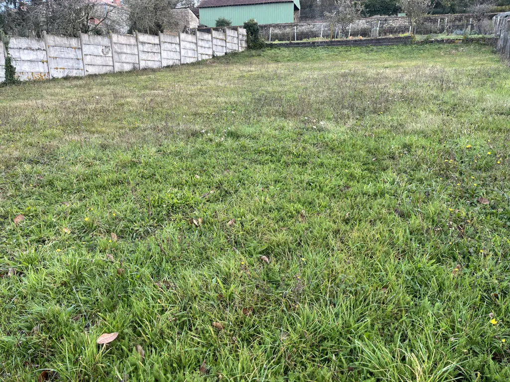 Aed - Constructible Plot with Utilities in Taizé
