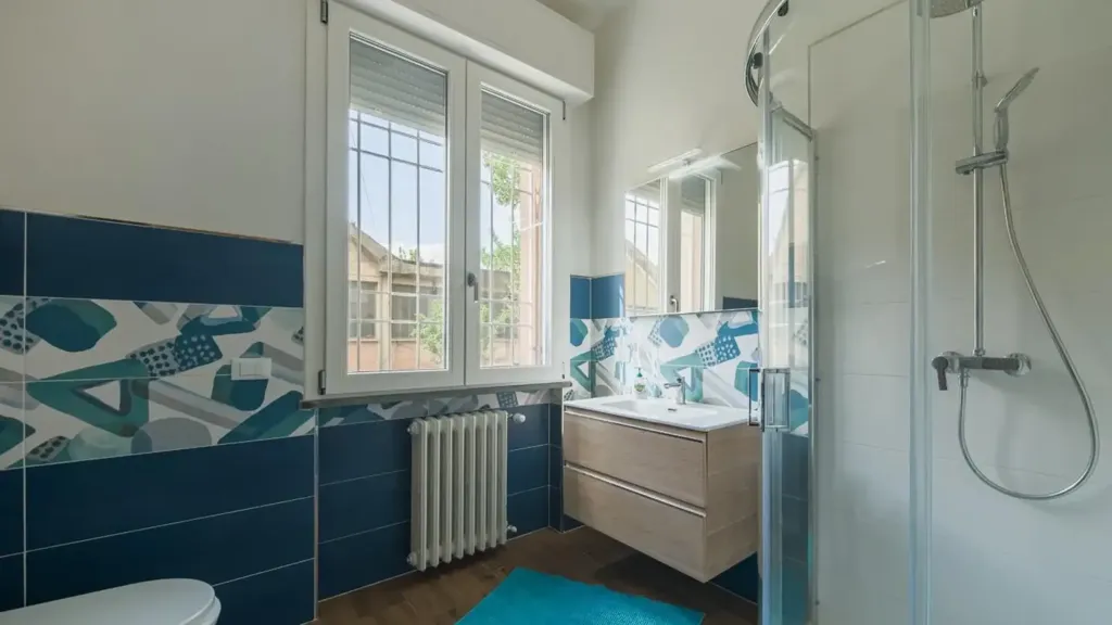 Salles de bain - Bifamilial Villa with Solar Panels in Ponsacco