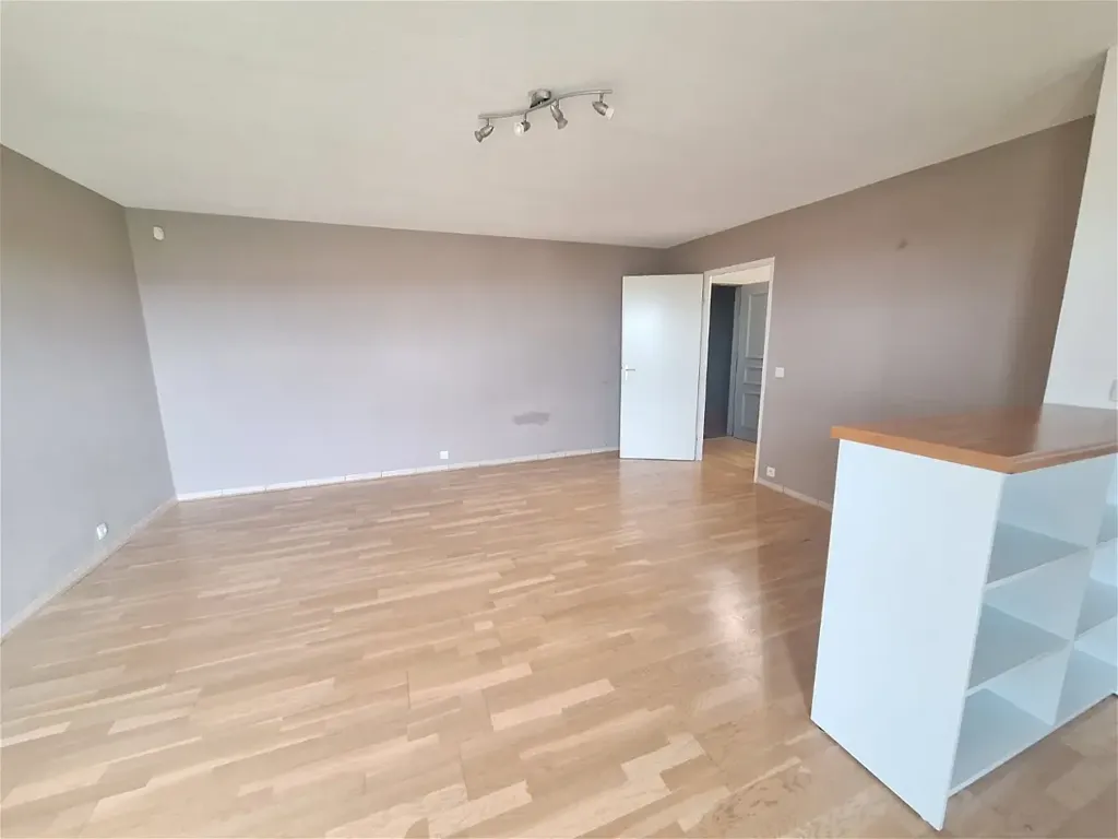 Soggiorno - 3-Bedroom Apartment with Balcony in Beaumont