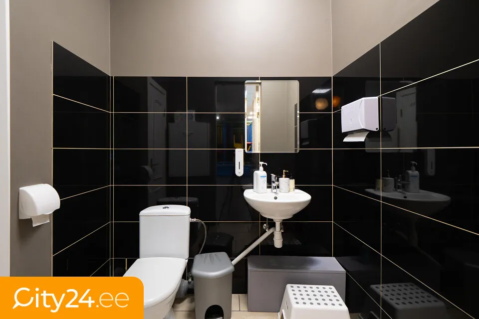 Vannitoad - Office Space with Direct Street Access in Riga
