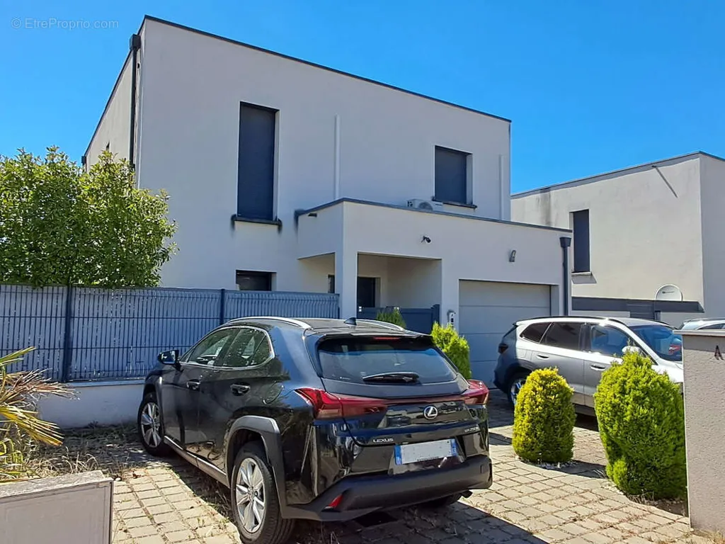 Extérieur - Maison Contemporaine avec Piscine à Saint-Priest