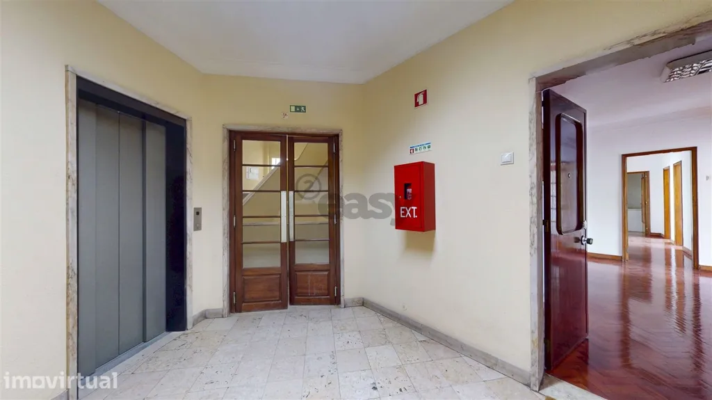Esik - Modernised Office with Lift in Arroios, Lisbon