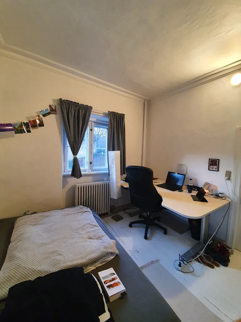 Bureau - Furnished Room with Balcony in Aalborg C