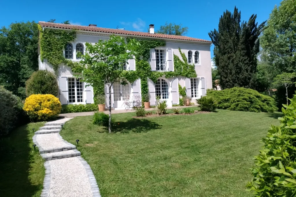 Extérieur - Maison Contemporaine avec Piscine à Médis
