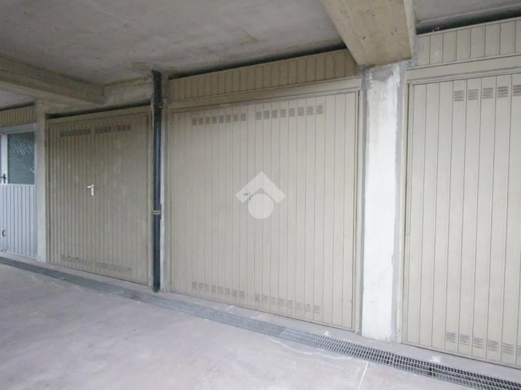 Garage - 4-Bedroom Apartment with Private Garden in Prato