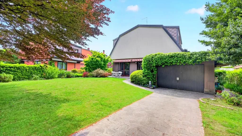 Aed - Villa with Private Garden in Arese