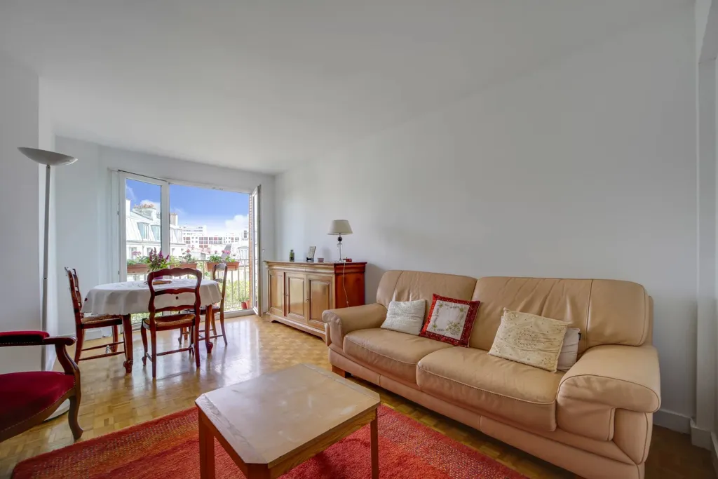 Elutuba - 4-Piece Flat with Balcony on Boulevard Voltaire