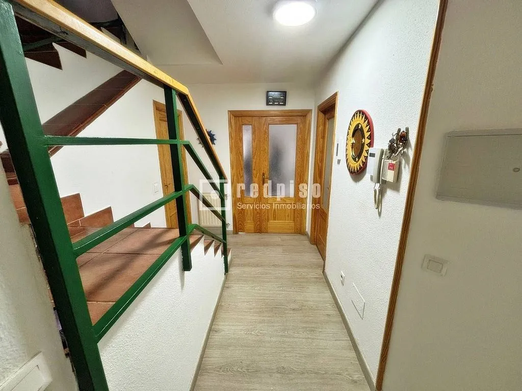 Esik - Semi-detached House with Garage in Alovera