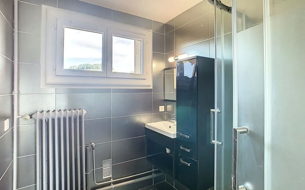 Salles de bain - Appartement avec Vue sur Aurillac au 3ème Étage