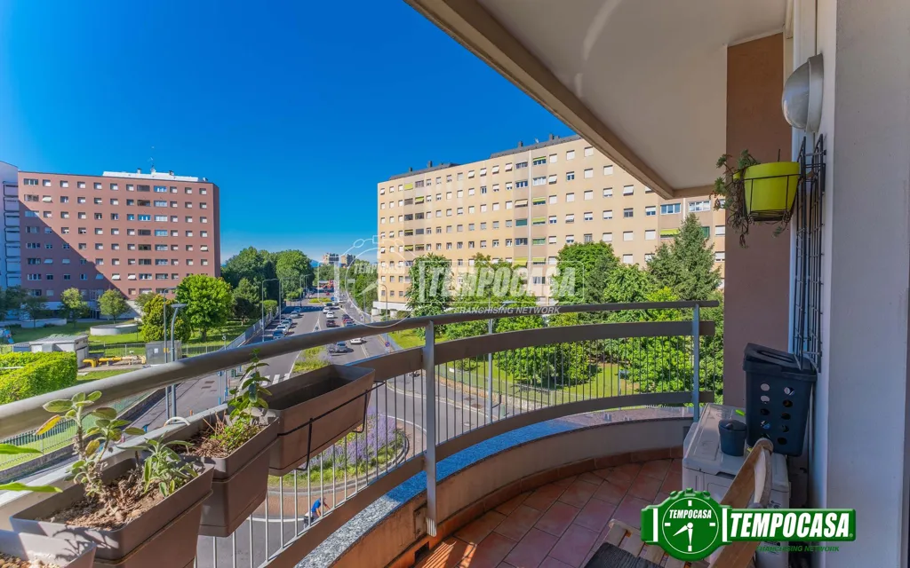 Rõdu - Modernised Three-Room Flat with Balcony in Milan